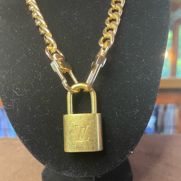 #316 Louis Vuitton padlock without key on unbranded necklace chain - Picture 2 of 5